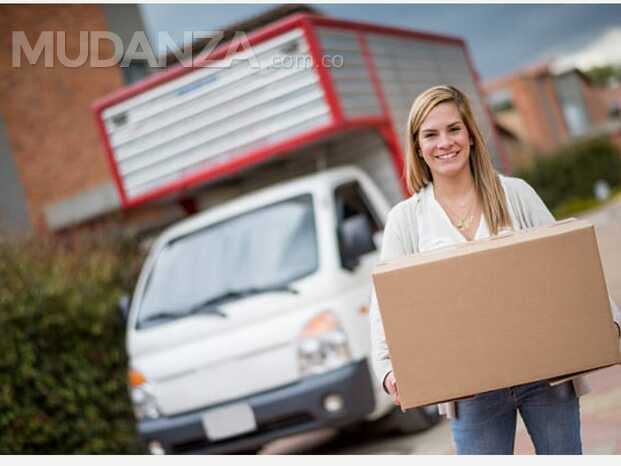 mujer con cajas delante.jpeg